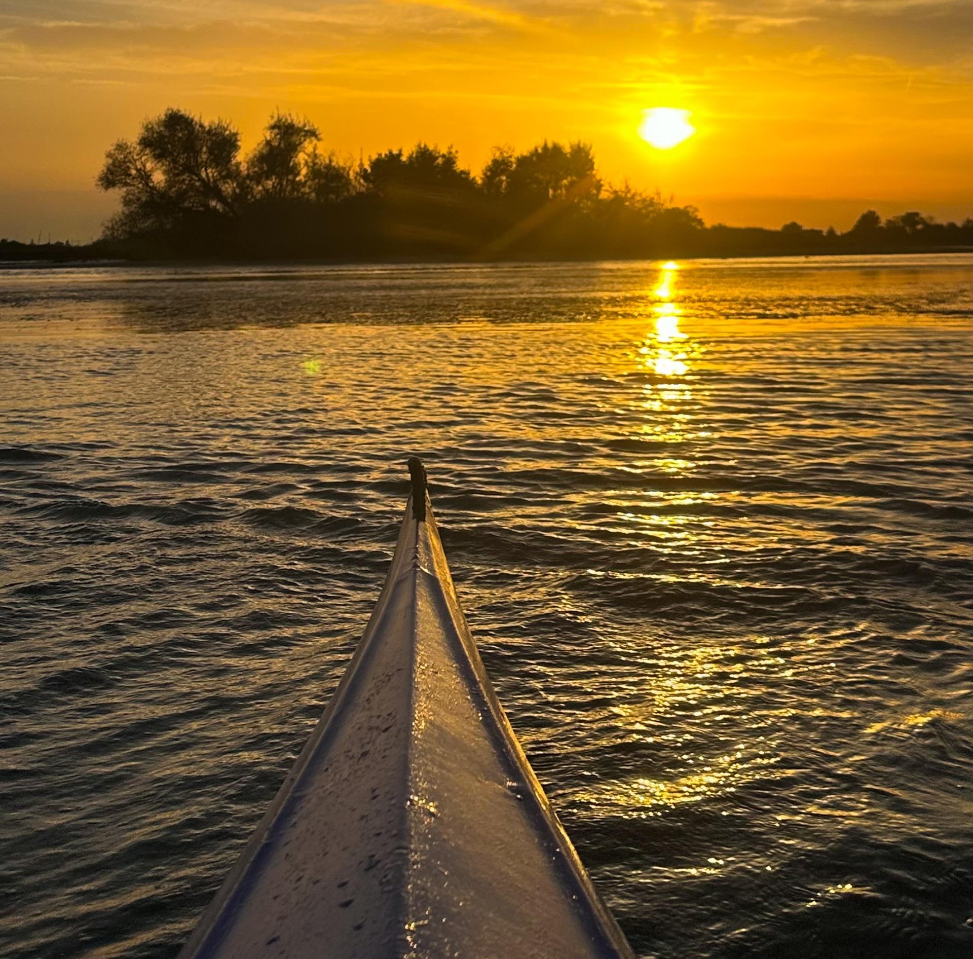 CANOA, BICI E TREK NELLA LAGUNA DI VENEZIA: UN VIAGGIO IMMERSIVO 